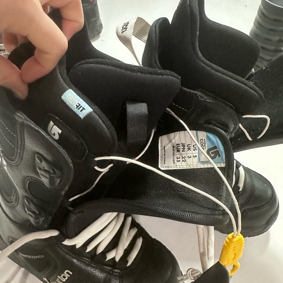 woman’s coco burton snowboard boots - Picture 4 of 7